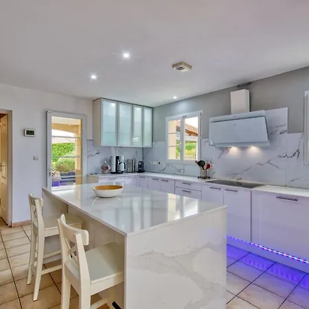 - Charmante Maison Avec Piscine Holiday home