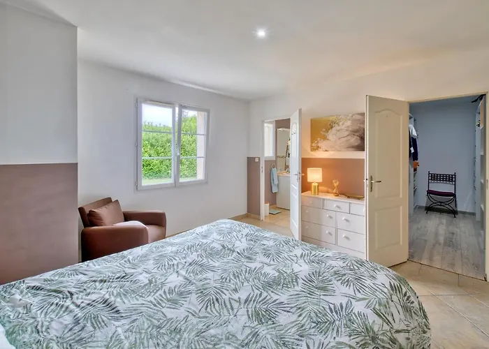 Hébergement de vacances - Charmante Maison Avec Piscine *