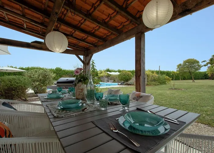 Hébergement de vacances - Charmante Maison Avec Piscine Migron