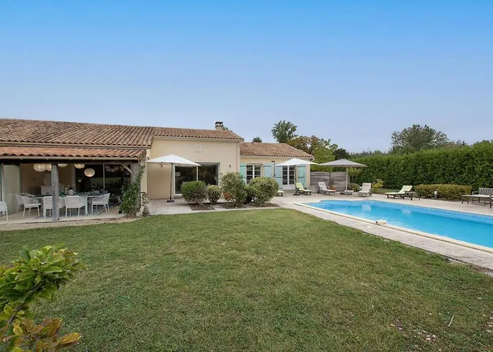 Hébergement de vacances - Charmante Maison Avec Piscine *