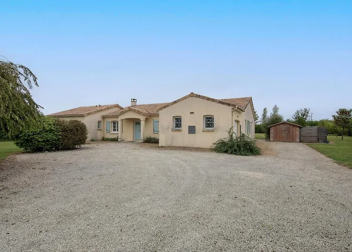 Hébergement de vacances - Charmante Maison Avec Piscine Migron